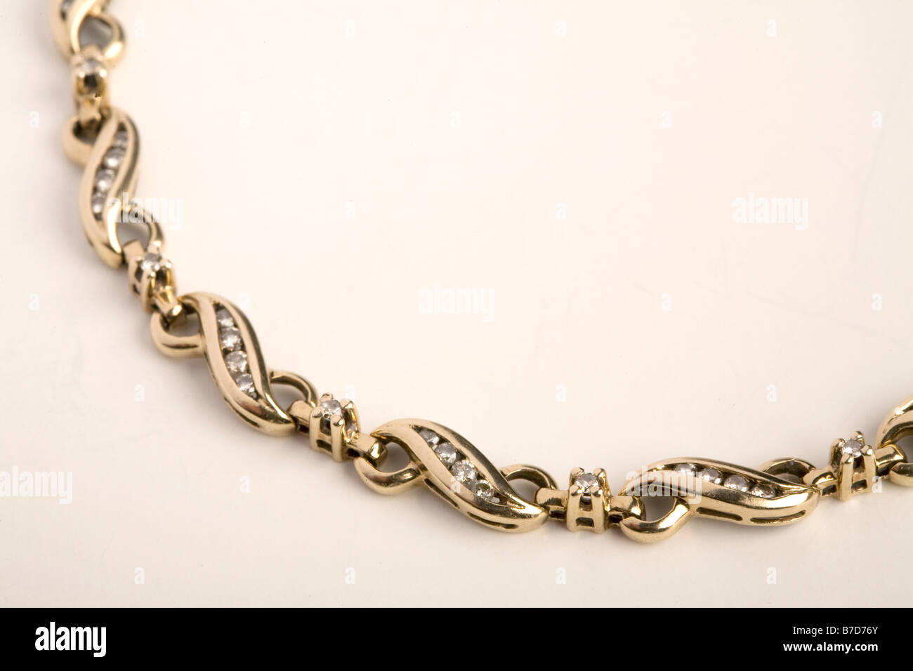 Collier bijoux diamants or bracelet produit fond blanc Banque D'Images
