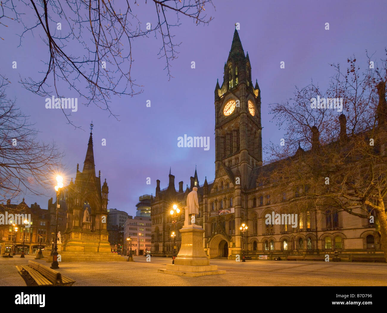 Manchester, Albert Square et l'hôtel de ville de nuit Banque D'Images