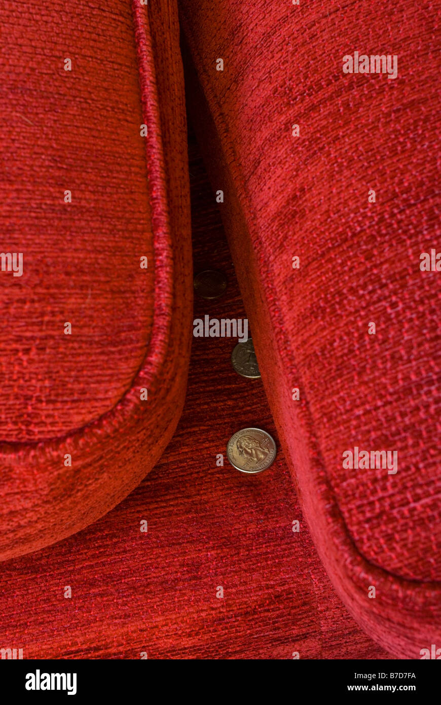 Quarts bloqué entre les coussins de canapé. Banque D'Images