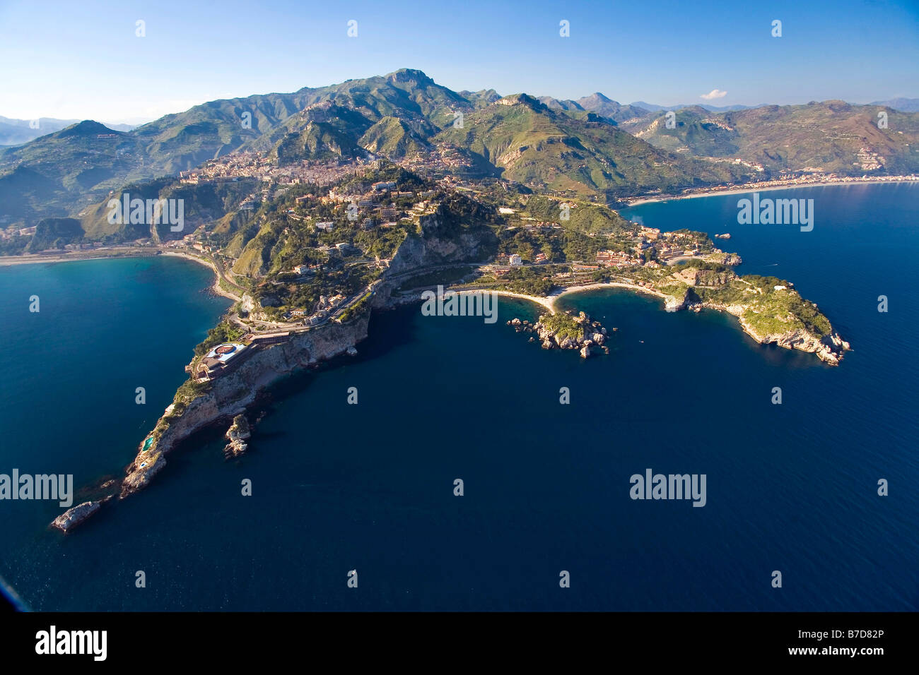 Vue aérienne de l'île Isola Bella, Mar Ionio, Taormina, Sicile, Italie Banque D'Images