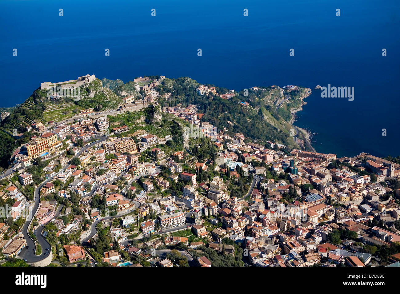 Vue aérienne de l'île Isola Bella, Mar Ionio, Taormina, Sicile, Italie Banque D'Images