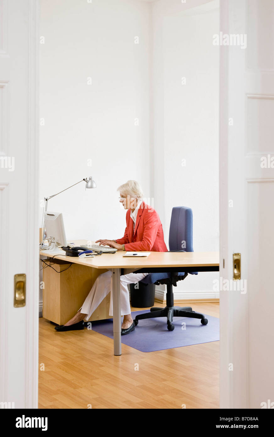 Woman working on computer Banque D'Images