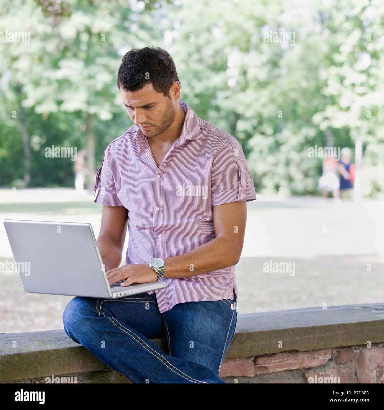 Man working on laptop computer Banque D'Images