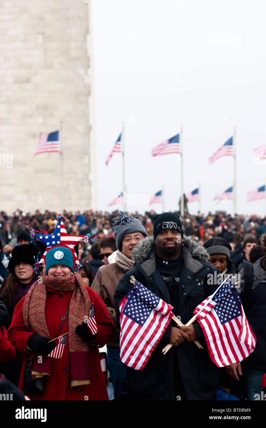 Kathy (Alsegat Dunn Loring, VA), Lloyd Hardy (Washington, DC) se tenir près de la Washington Monument pendant l'inauguration d'Obama. Banque D'Images