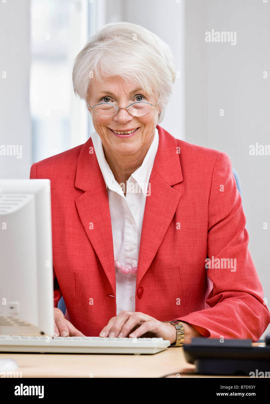 Woman working on computer Banque D'Images