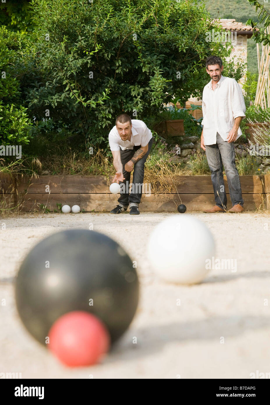 Deux hommes jouant aux boules lyonnaises Banque D'Images