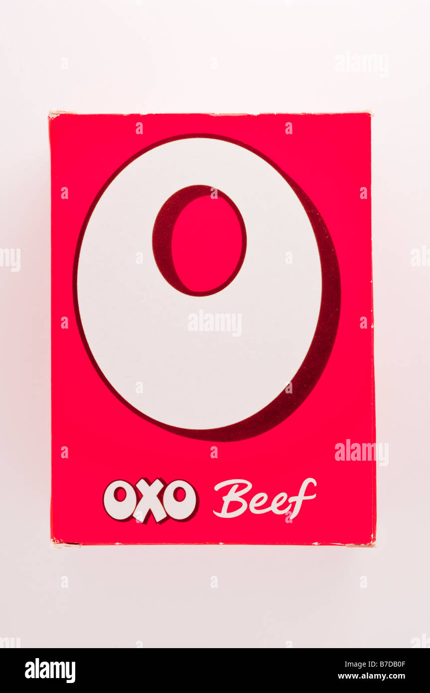Un gros plan d'un paquet de cubes de bœuf oxo tourné sur un fond blanc Banque D'Images