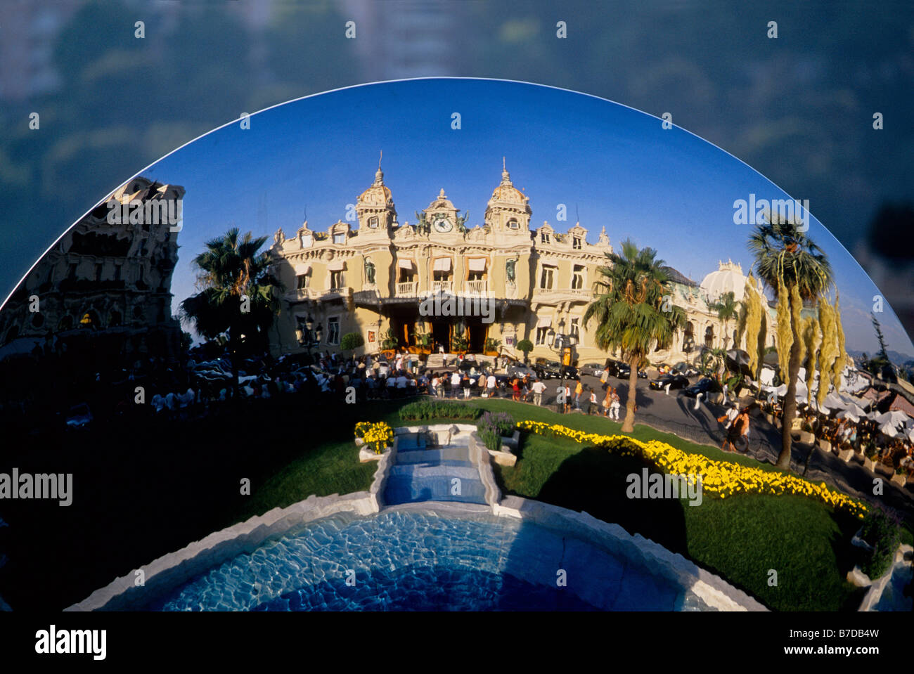 Reflet de la Casino de Monte Carlo dans un miroir circulaire Banque D'Images