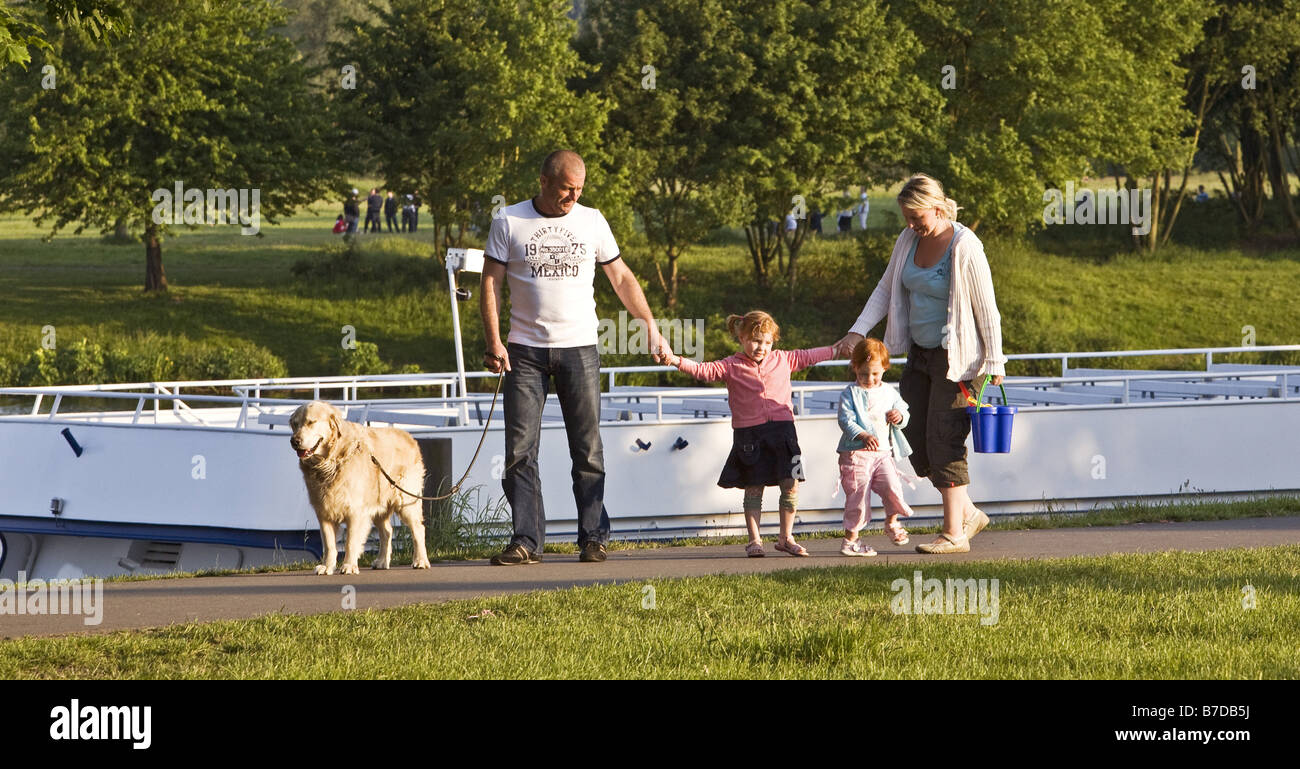 Famille avec deux petits enfants et un gros chien à l'Allemagne, le lac de stockage Kemnade, Rhénanie du Nord-Westphalie, Ruhr, Witten Banque D'Images