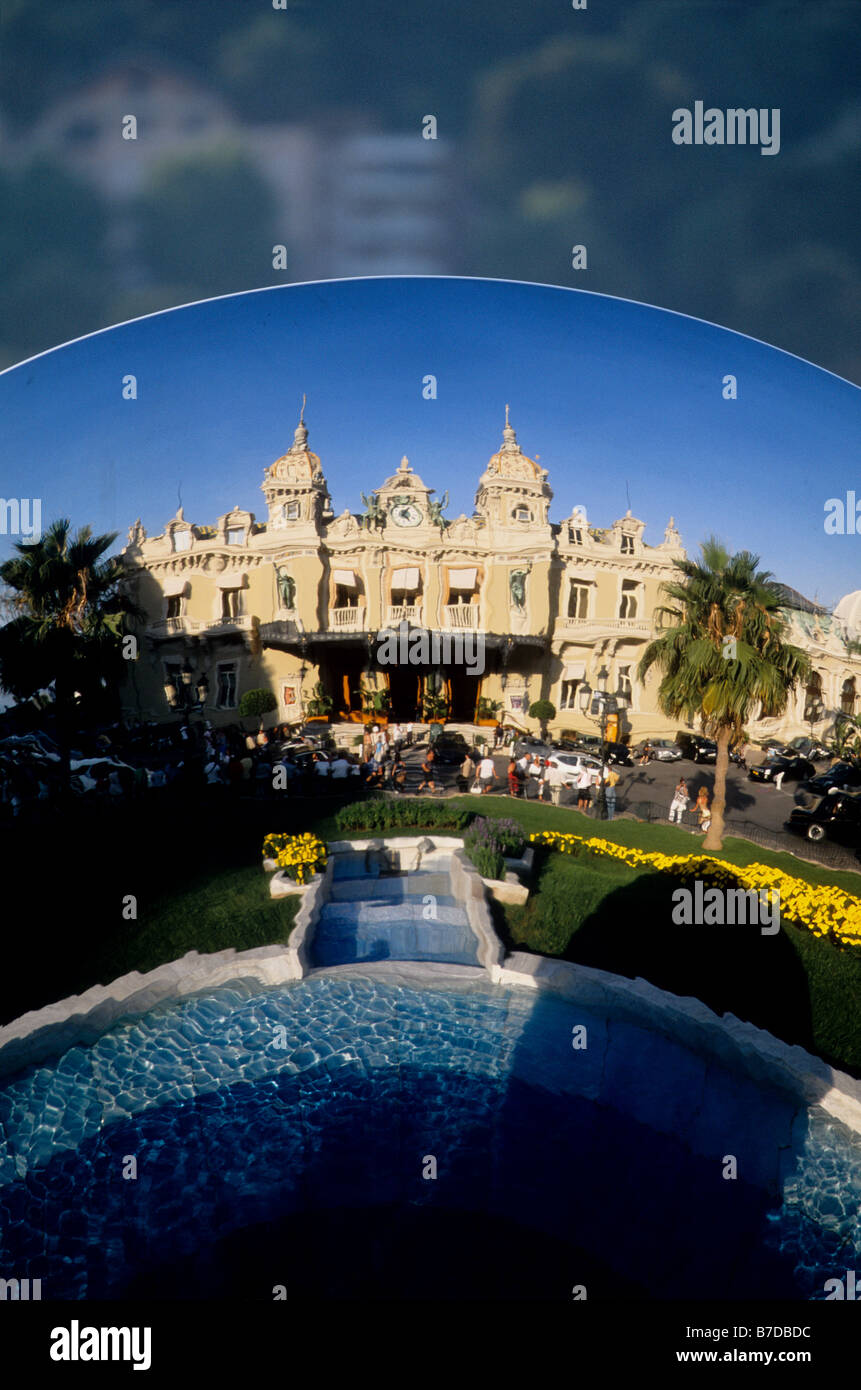 Reflet de la Casino de Monte Carlo dans un miroir circulaire Banque D'Images