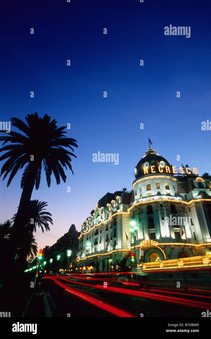 Le Palais Negresco Hotel éclairé la nuit sur la Promenade des Anglais Banque D'Images
