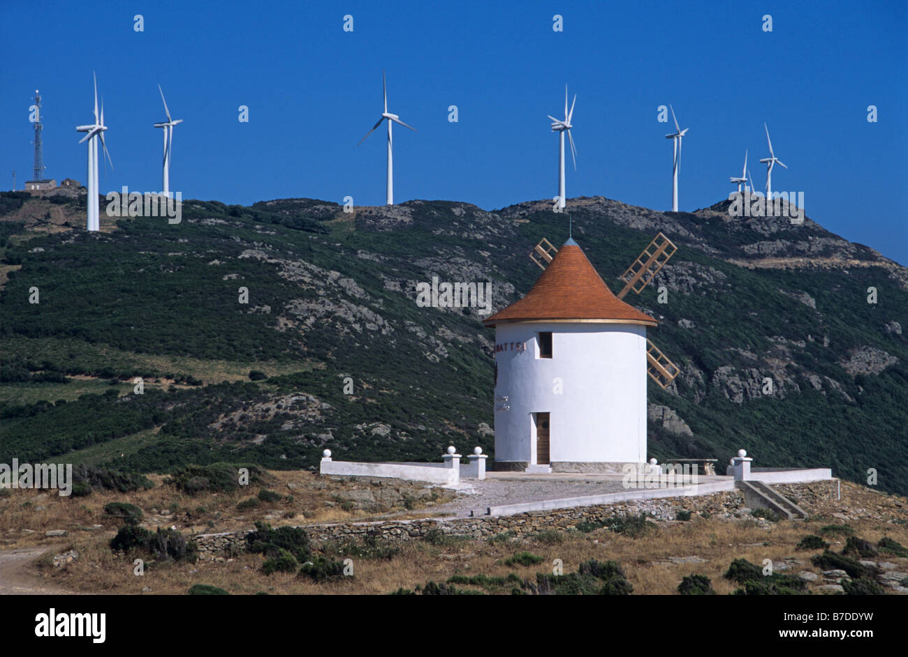Un ancien moulin à vent (le Moulin Mattei) et éoliennes sur le Col de Serra, Cap Corse, Corse, France Banque D'Images