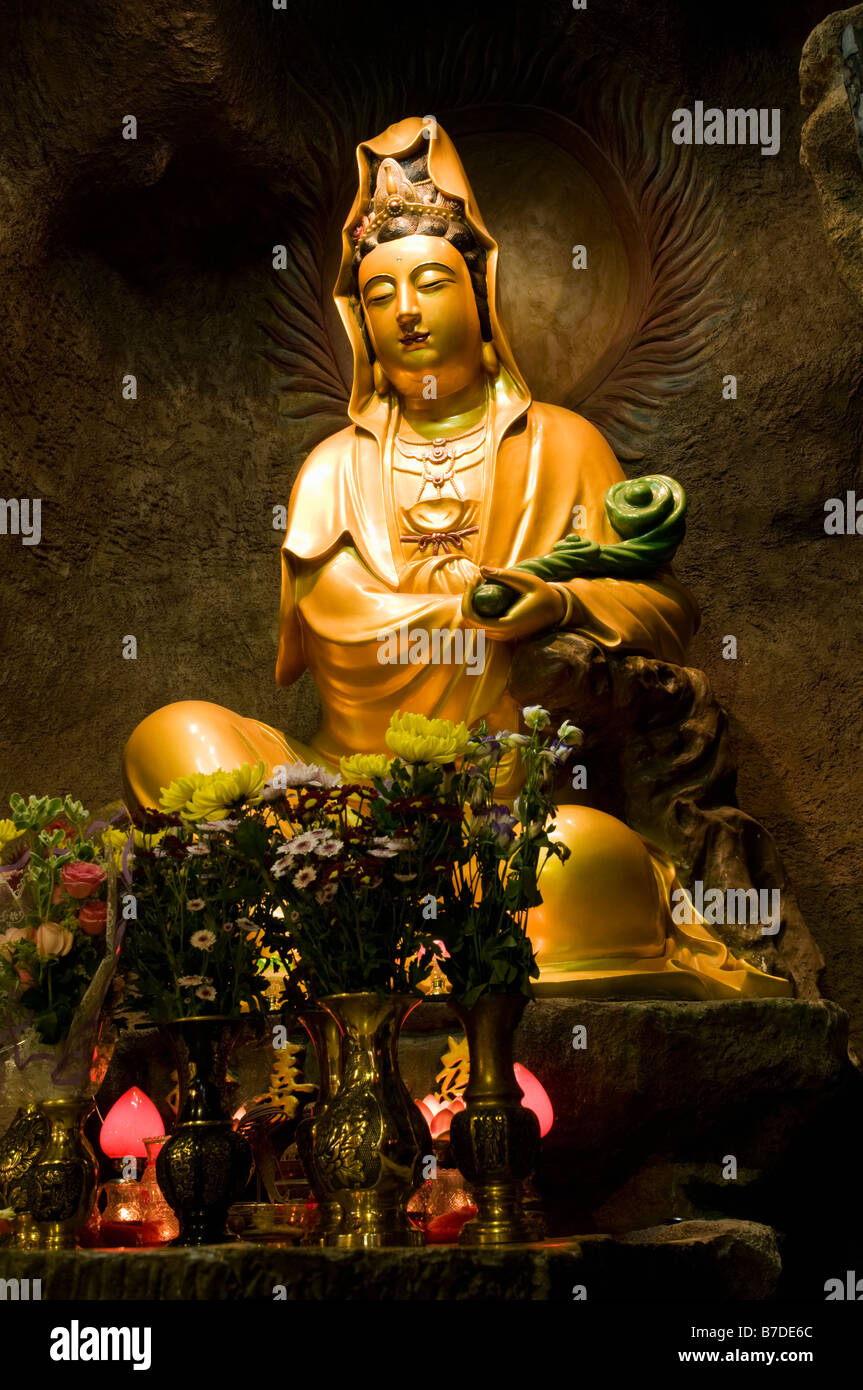 Joliment éclairé statue de Bouddha dans une grotte Banque D'Images