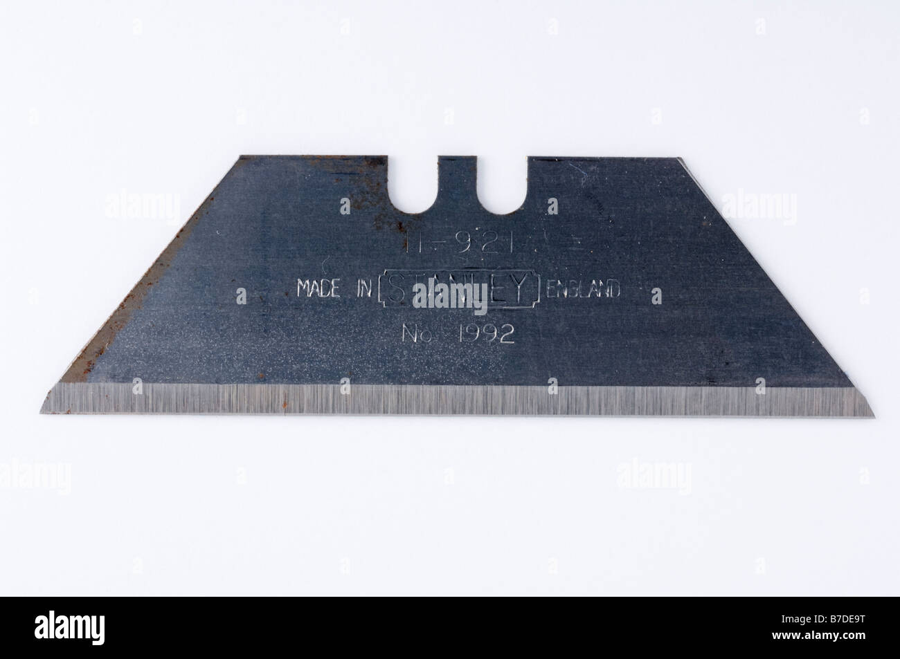 Un gros plan d'une lame de couteau Stanley tourné sur un fond blanc Banque D'Images