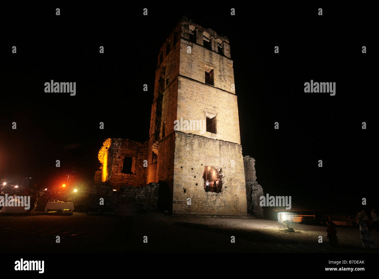 Panama la Vieja ou Panamá Viejo (Vieux Panama) ruines sur une vue nocturne. La ville de Panama, Panama. Banque D'Images