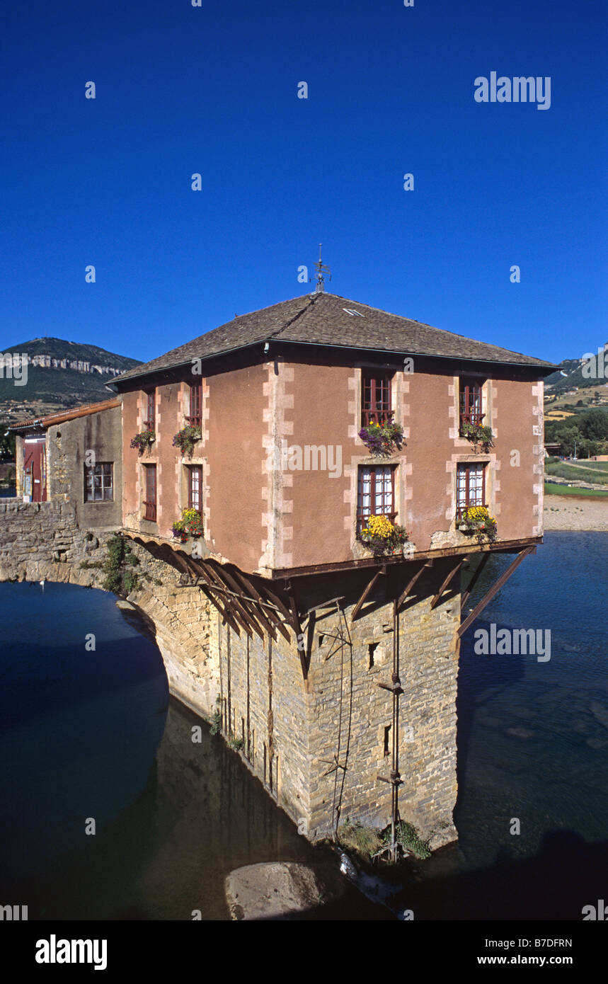 Ancien moulin à eau moulin à eau (ou c15e) et Bridge House sur la rivière Tarn, Millau, Aveyron, France Banque D'Images
