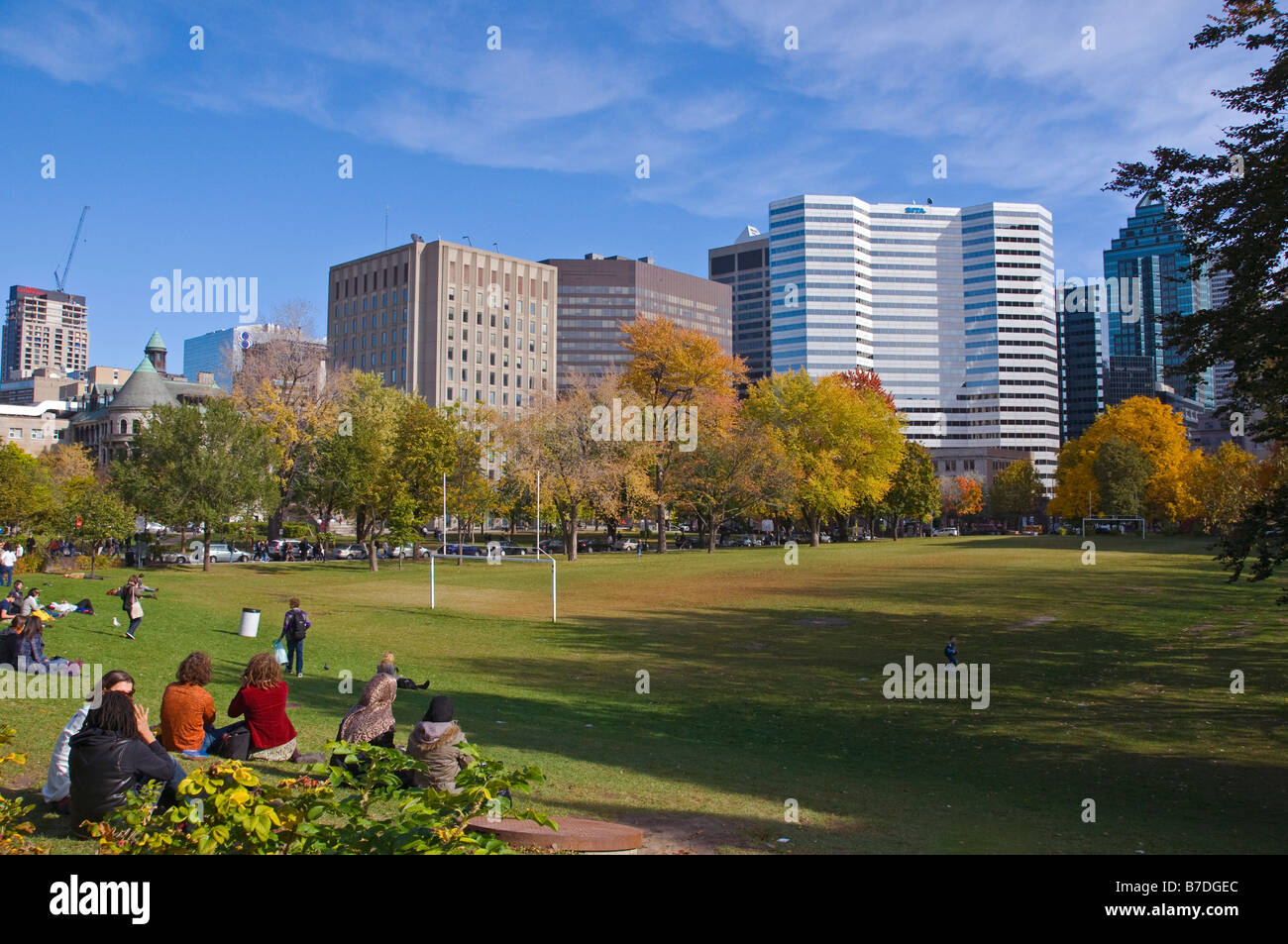 Les étudiants sur le campus de l'Université McGill, Montréal avec le centre-ville de Montréal en arrière-plan Banque D'Images