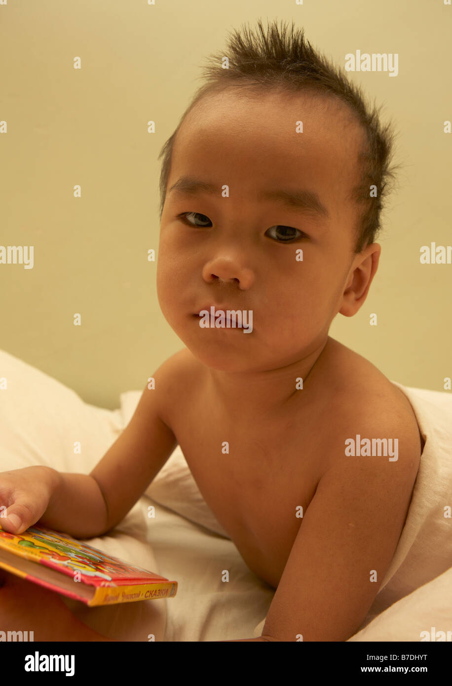Enfant dans l'hôpital des enfants, les Amguema, Tchoukotka, Sibérie Russie Banque D'Images