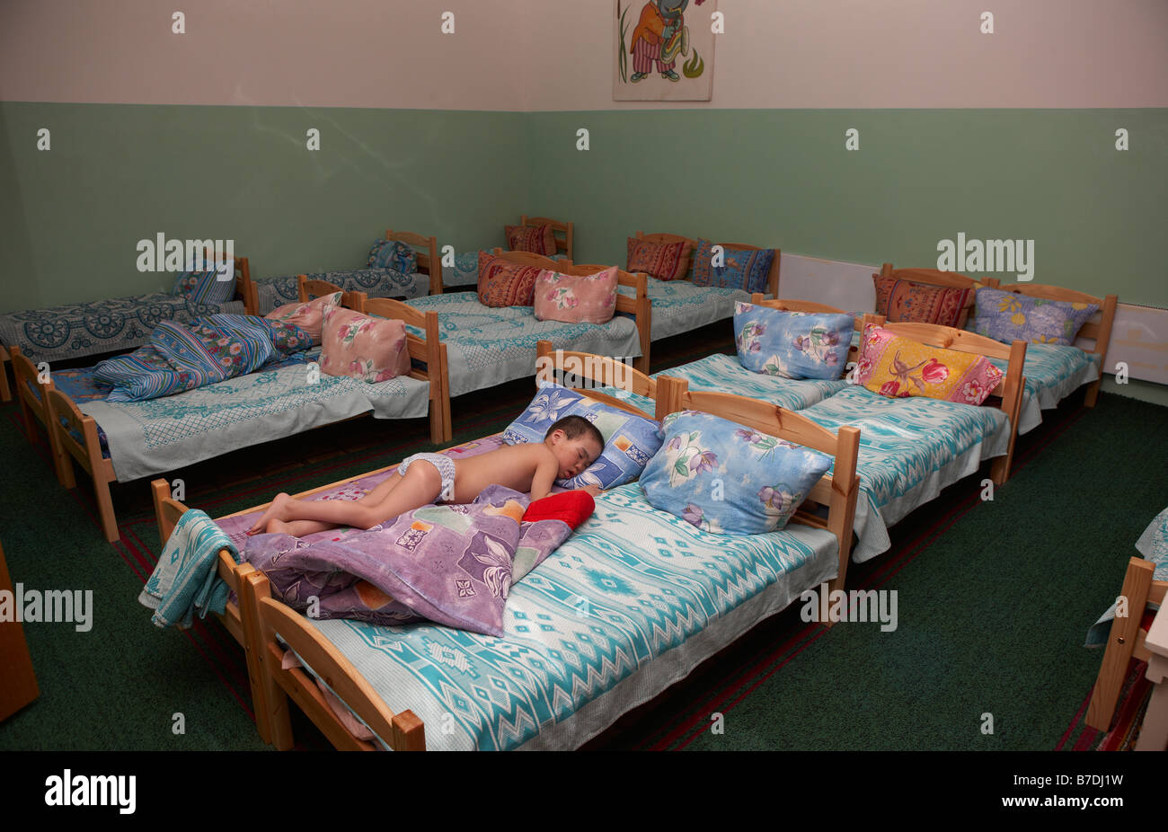 Sommeil de l'enfant dans l'hôpital des enfants, les Amguema, Tchoukotka, Sibérie Russie Banque D'Images