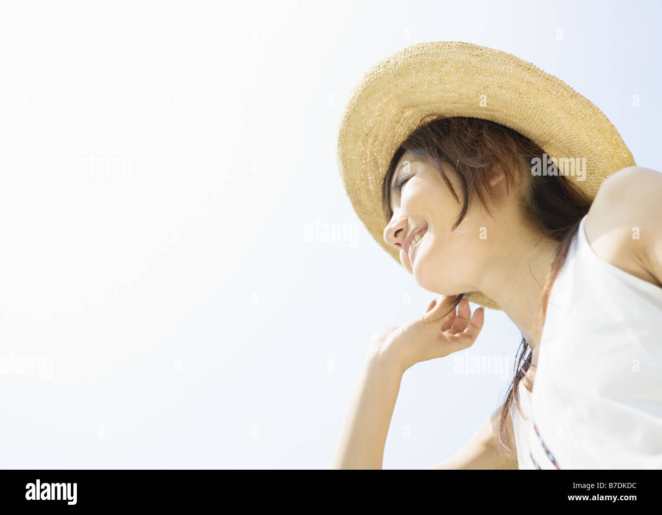 Une femme sous le ciel bleu Banque D'Images
