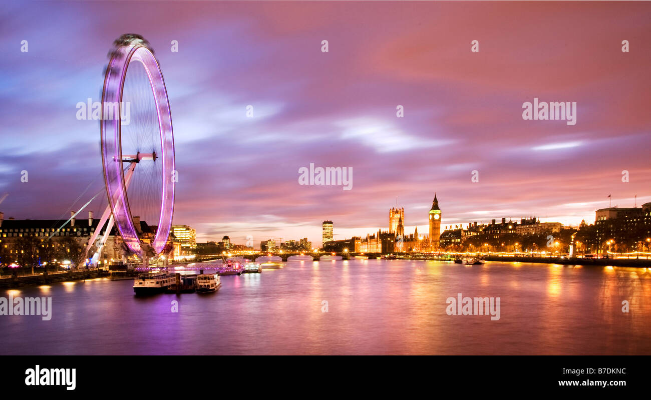 Vue panoramique sur la Tamise au coucher du soleil à partir du Jubilé Bridge Londres Banque D'Images