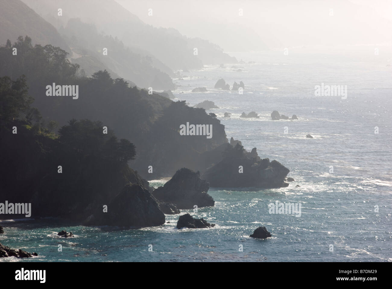 Matin brumeux de lumière sur la côte de Big Sur, la Route 1, l'océan Pacifique, la Californie, USA Banque D'Images