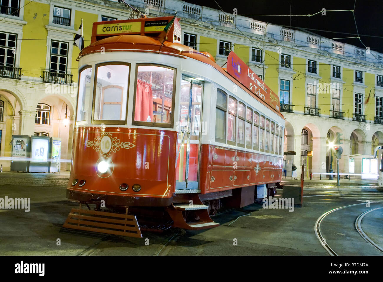 Tramway typique de Lisbonne dans le commerce Plaza à Lisbonne. Le Portugal. Mais un vieux moyen de transport écologique. Banque D'Images