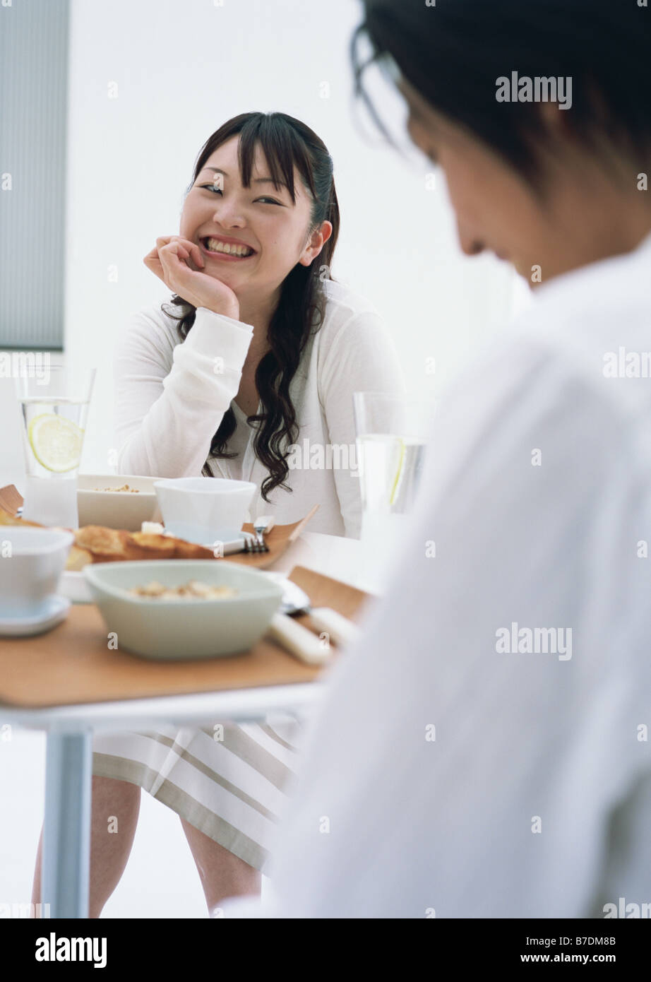 Un couple having breakfast Banque D'Images