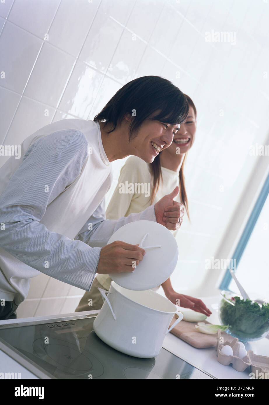Un couple dans la cuisine Banque D'Images