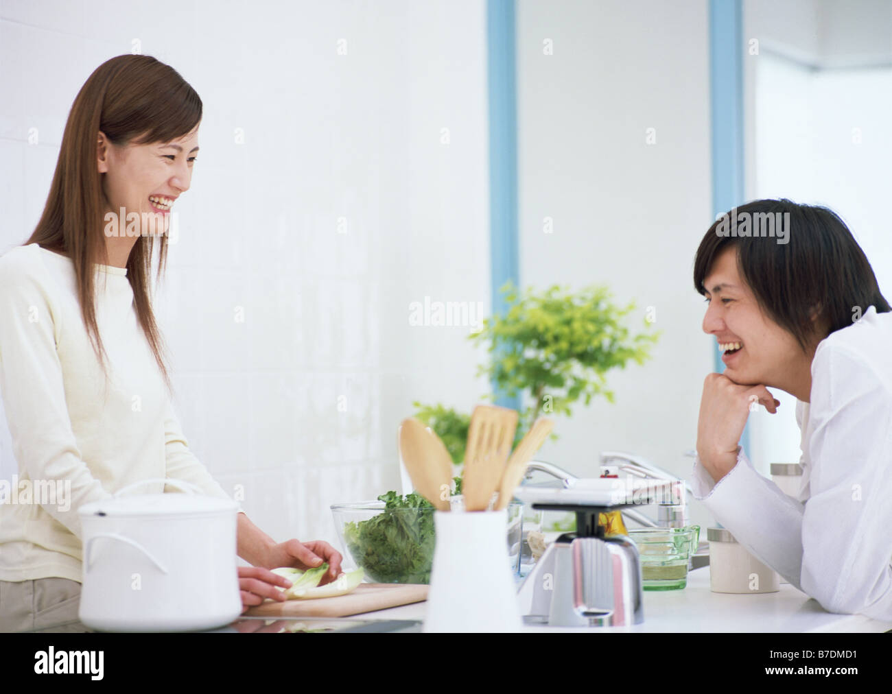 Un couple dans la cuisine Banque D'Images