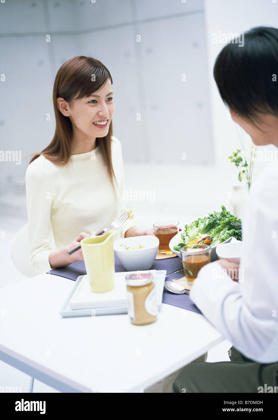 Un couple à table à manger Banque D'Images
