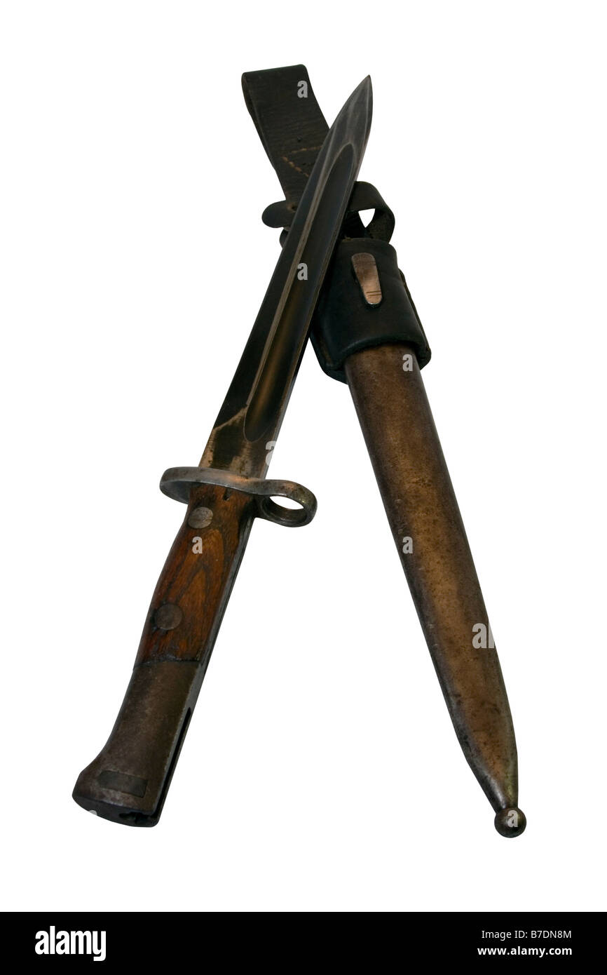 Ancien couteau militaire avec la gaine à partir de la seconde guerre mondiale. Banque D'Images
