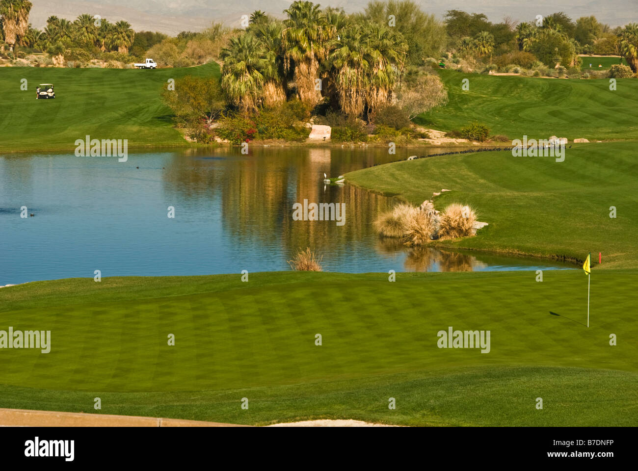 L'accès du public de Desert Willow Golf Resort Palm Desert CA près de Palm Springs Drapeau vert eau Fairway Western US Golf Flag Banque D'Images