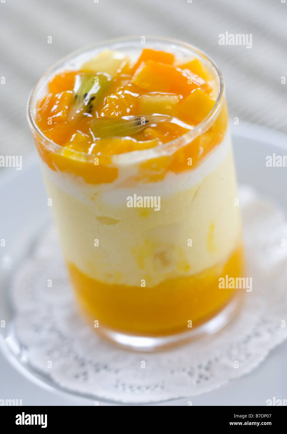 Layered dessert à la mangue et noix de coco Banque D'Images