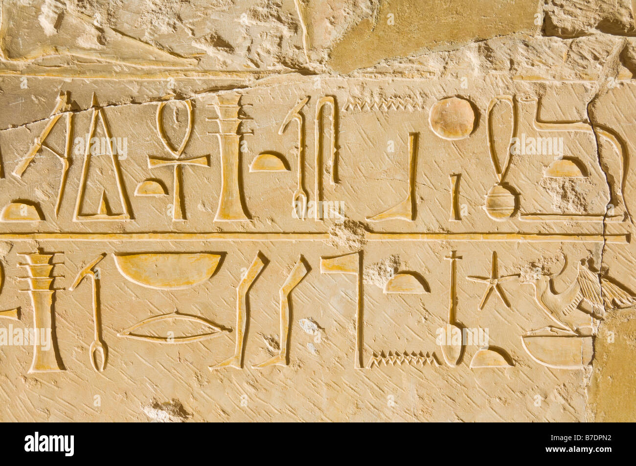Les hiéroglyphes sur les piliers du portique de la troisième terrasse d'Hatshepsuts temple sur la rive ouest de Louxor en Égypte Banque D'Images