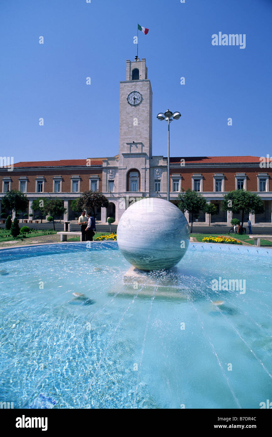 Italie, Latium, Latina, Piazza del Popolo, hôtel de ville et monument à l'eau, la sphère est le centre de la ville Banque D'Images