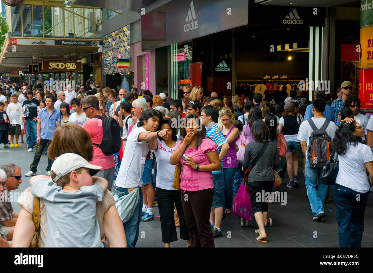 Shoppers foule Bourke Street dans la ville de Melbourne en Australie pour le Boxing Day annuel de la vente Banque D'Images