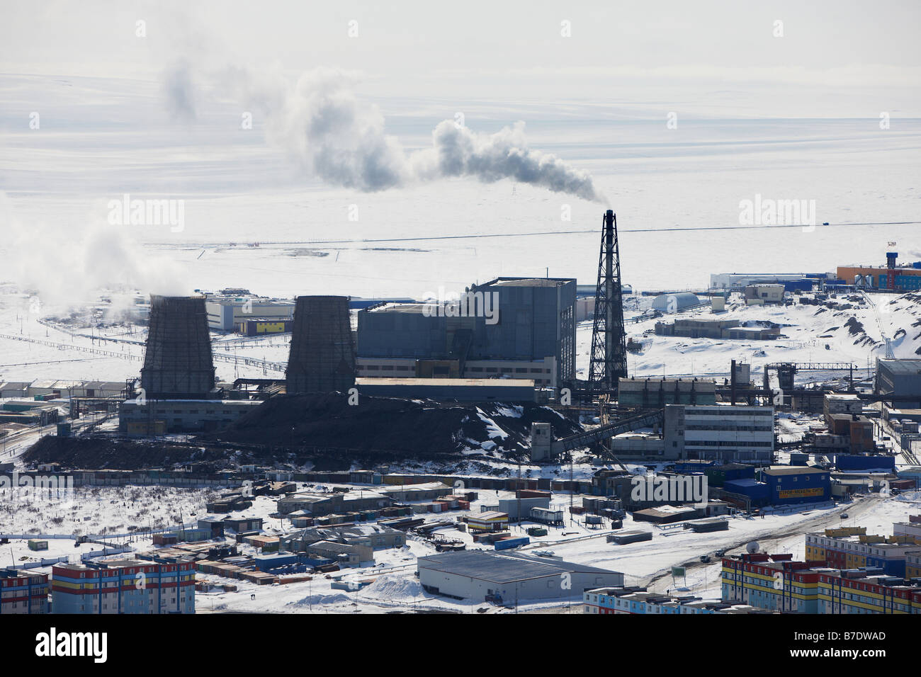 Le charbon polluantes powered station près de apartment buildings, Tchoukotka Anadyr en Sibérie, Russie Banque D'Images