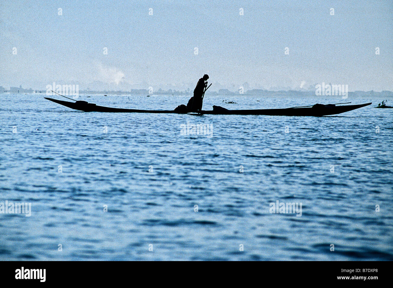 Les bateaux et les rameurs de la jambe de l'État Shan Lac Inle Birmanie Myanmar Banque D'Images