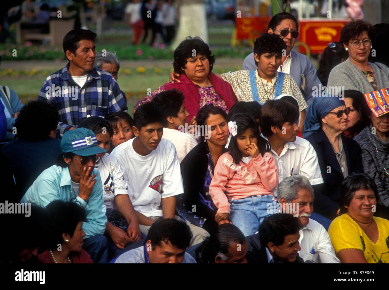 Les péruviens, peuple péruvien, hommes et femmes, les spectateurs, foule, l'activité publique, Parque Central, quartier Miraflores, Lima, Lima, Pérou Province Banque D'Images