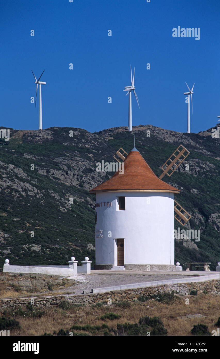 Un ancien moulin à vent (le Moulin Mattei) et éoliennes sur le Col de Serra, Cap Corse, Corse, France Banque D'Images