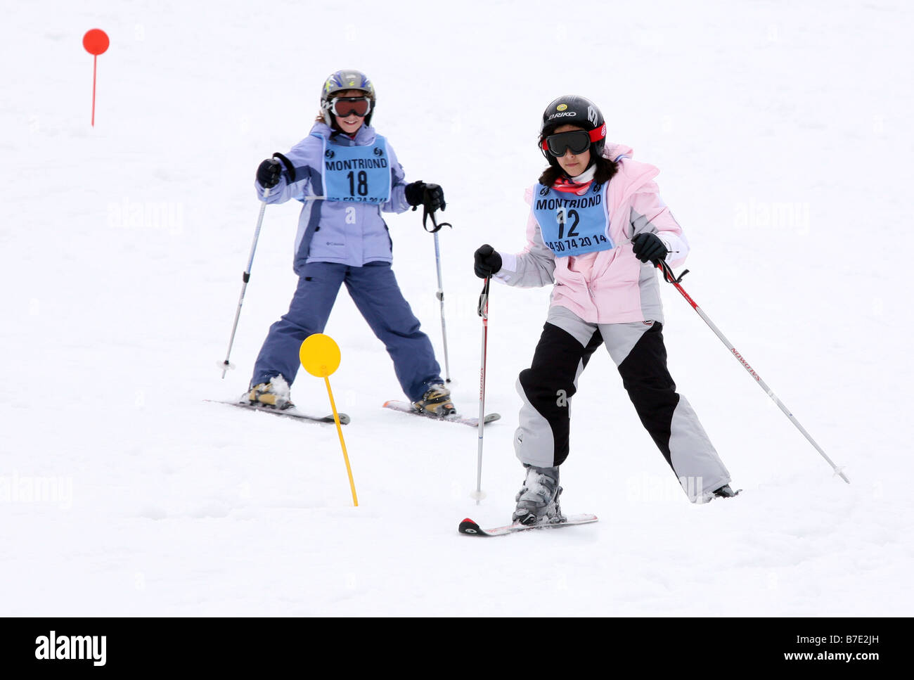 Les enfants skier; deux jeunes filles âgées de 10 ans skient sur la piste de la pépinière, Avoriaz, France Banque D'Images