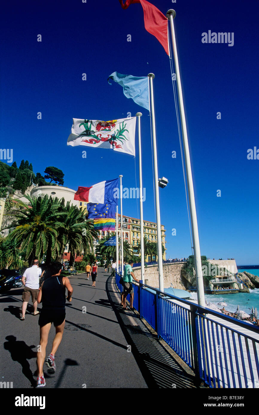 Des gens courir sur la Promenade des Anglais à Nice Banque D'Images