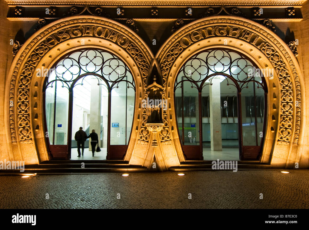 Sculptés ornés portique d'entrée de la gare de Rossio à Lisbonne Banque D'Images