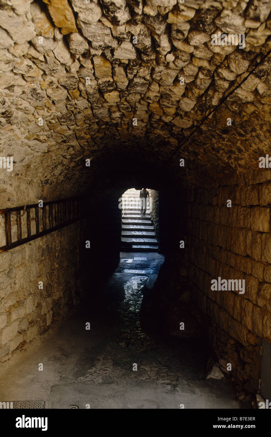Ruelles médiévales tunnel dans le village de Peillon Banque D'Images