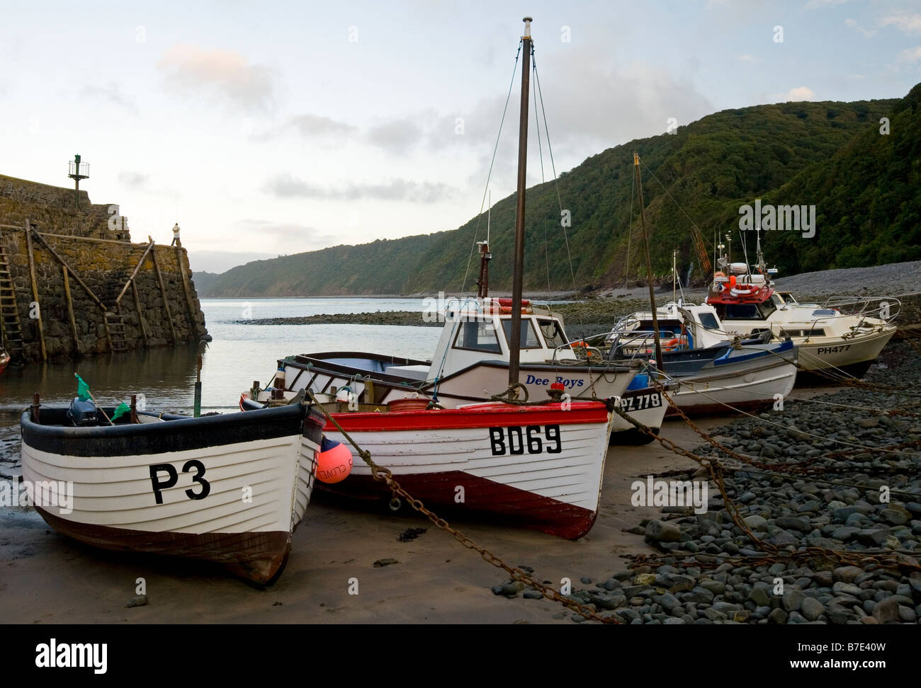 Bateaux de pêche sur la plage de Clovelly près de Bideford dans le Nord du Devon England UK Banque D'Images