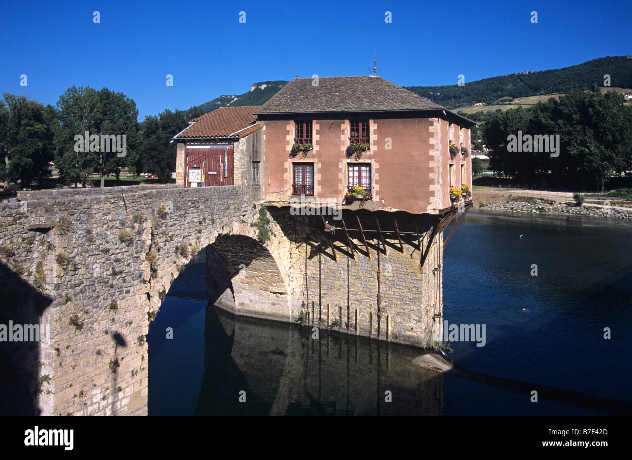 Ancien moulin à eau moulin à eau (ou c15e) et Bridge House sur la rivière Tarn, Millau, Aveyron, France Banque D'Images
