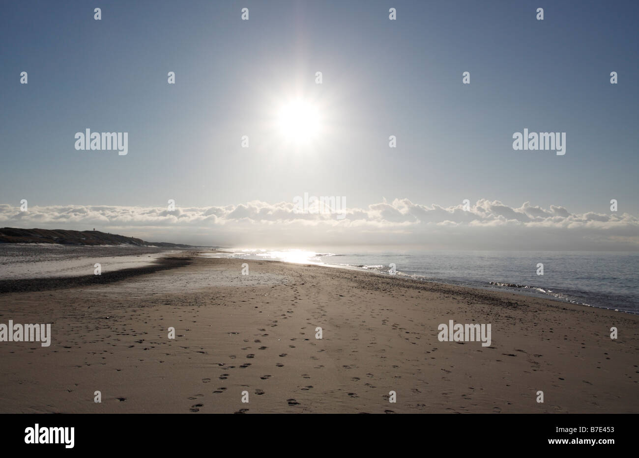 Des dunes et de la plage à Ringkobing, Danemark, Danemark. Le sol est recouvert de neige et de gel. Banque D'Images