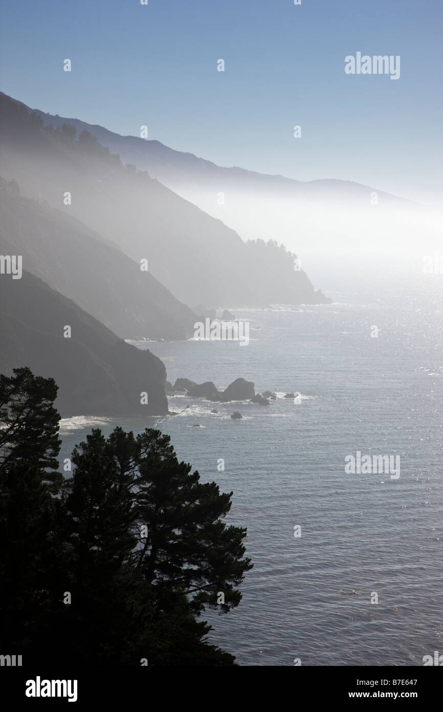 Matin brumeux de lumière sur la côte de Big Sur, la Route 1, l'océan Pacifique, la Californie, USA Banque D'Images