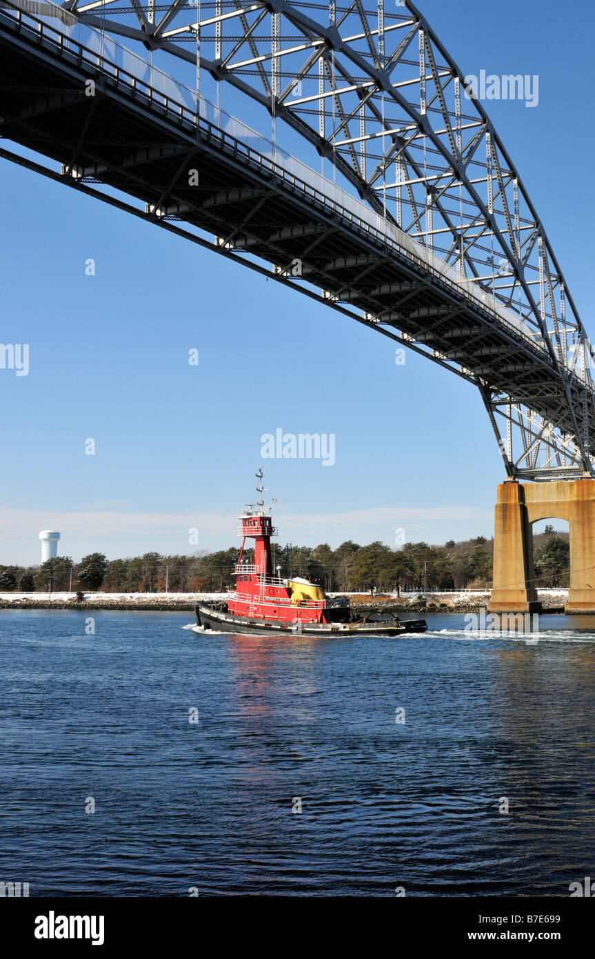 Remorqueur rouge passant sous le pont Bourne dans le Cape Cod Canal de Bouchard Transportation Company Banque D'Images